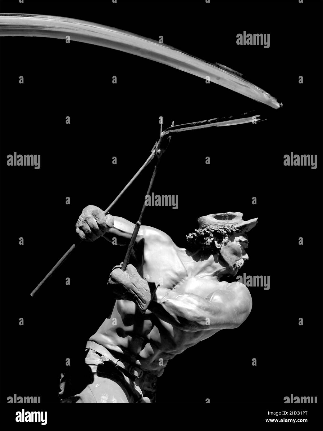 Muskulöser Stahlarbeiter, der Stahlstab bildet Stockfoto