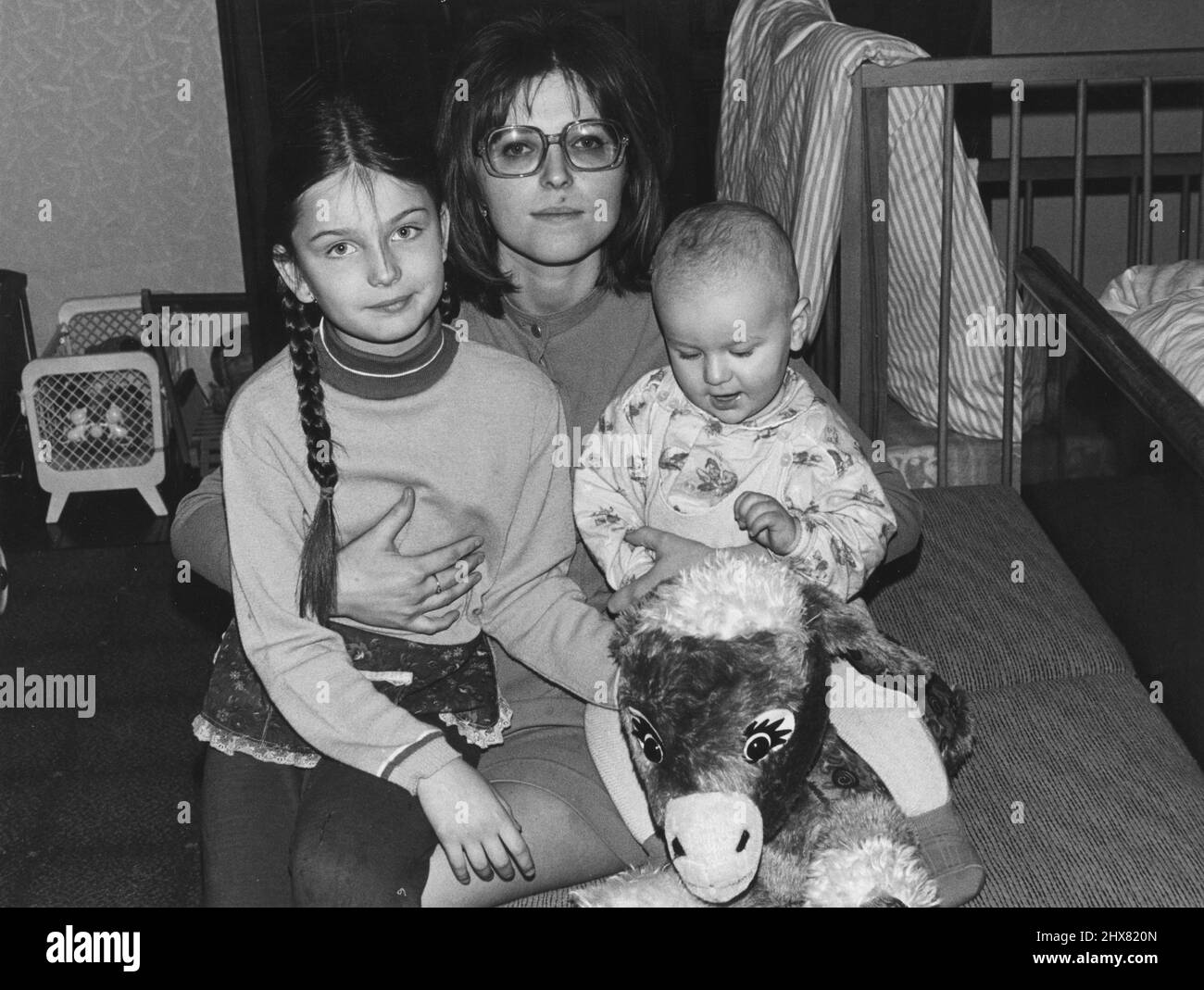 ARCHIV 1973Model Paulina Porizkova als Kind mit ihrer Mutter Anna und ihrem Bruder Joachim. Paulinas Familie floh nach der sowjetischen Invasion 1968 aus der Tschechoslowakei nach Schweden, ohne Paulina, die von den tschechoslowakischen Behörden festgenommen wurde. Nach einem langen Kampf der Eltern wurde Paulina in den frühen 70er Jahren nach Schweden entlassen, wo sie wieder mit ihrer Familie vereint wurde. Als 15-Jährige zog sie 1980 in die USA und wurde Vorbild. Foto: Scandia Photopress / TT / Code: 680 Stockfoto
