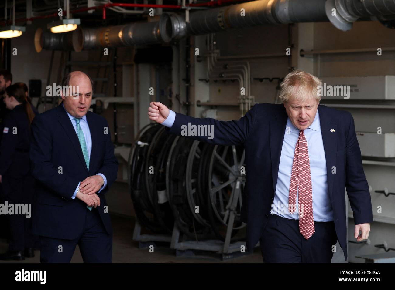 Premierminister Boris Johnson (rechts) und Verteidigungsminister Ben Wallace an Bord von HMS Dauntless, einem Typ-45-Zerstörer der Royal Navy, der eine Umrüstung erfahren hat, während er die Cammell Laird-Werft in Merseyside besucht. Bilddatum: Donnerstag, 10. März 2022. Stockfoto
