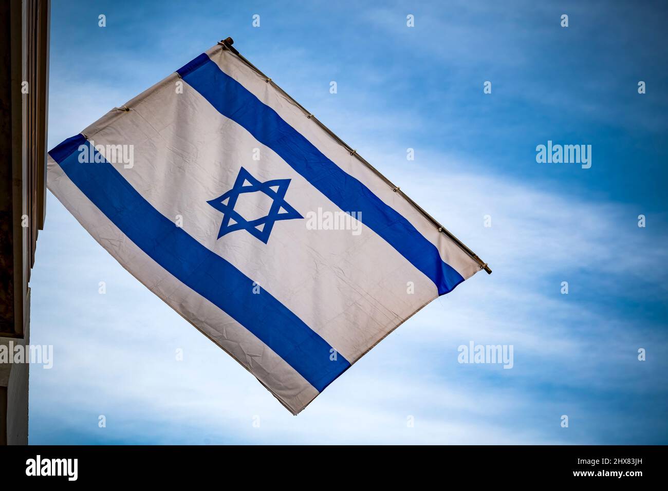 Israelische Flagge gegen blauen Himmel und weiße Wolken Stockfoto