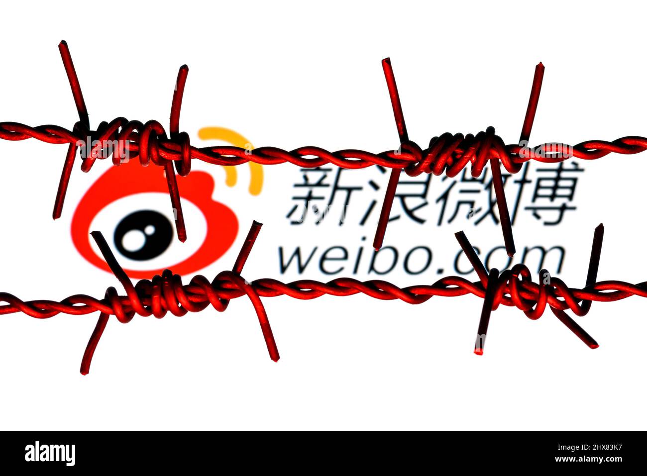 Weibo chinesischen Microblogging Service-Logo hinter Stacheldraht. Das Konzept der Weibo Zensur und Prohibition. Stockfoto