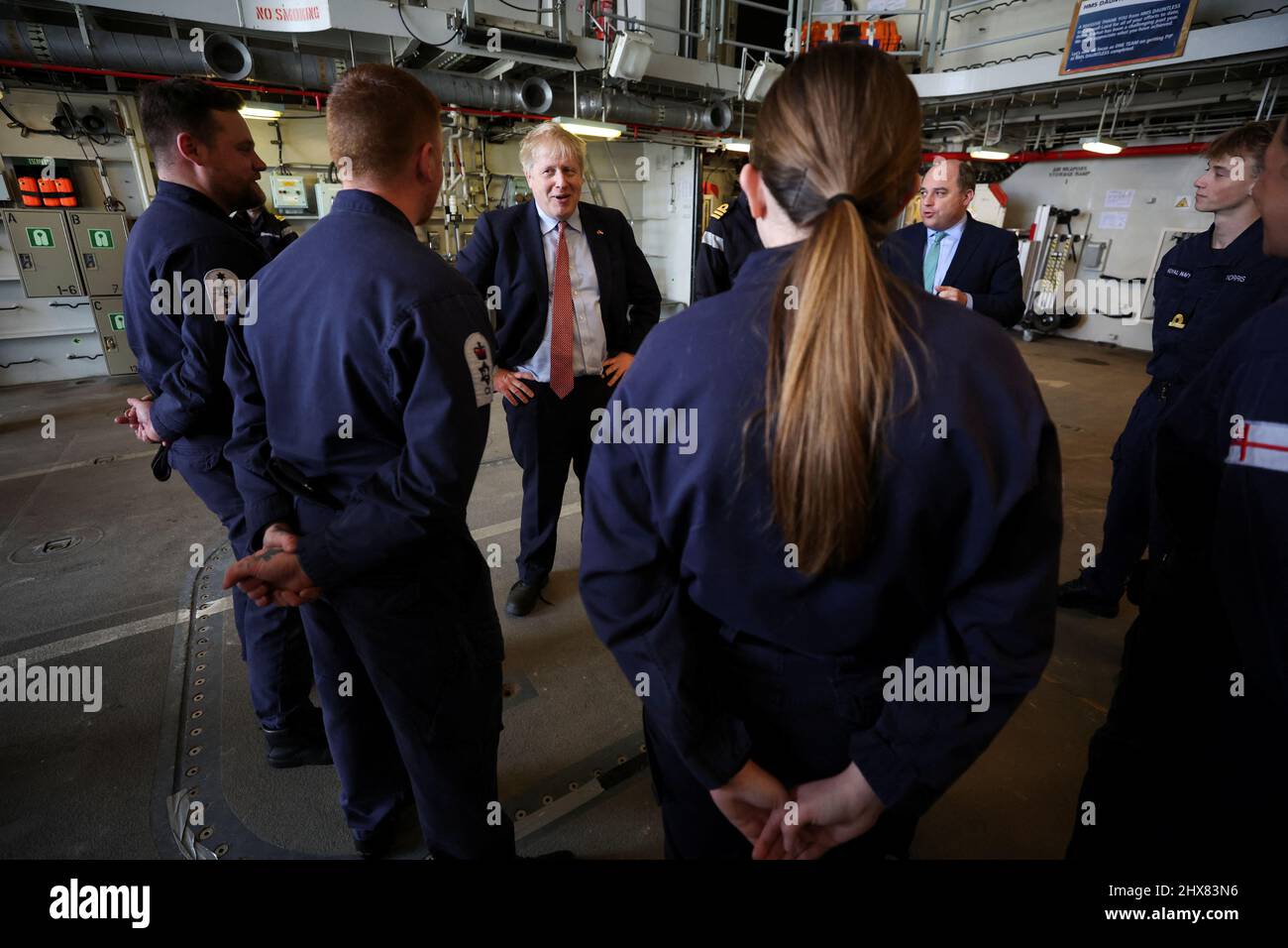 Premierminister Boris Johnson (Mitte links) und Verteidigungsminister Ben Wallace (Mitte rechts) sprechen mit Mitgliedern der Reederei an Bord von HMS Dauntless, einem Typ-45-Zerstörer der Royal Navy, der eine Umrüstung erfahren hat, während er die Cammell Laird-Werft in Merseyside besucht. Bilddatum: Donnerstag, 10. März 2022. Stockfoto