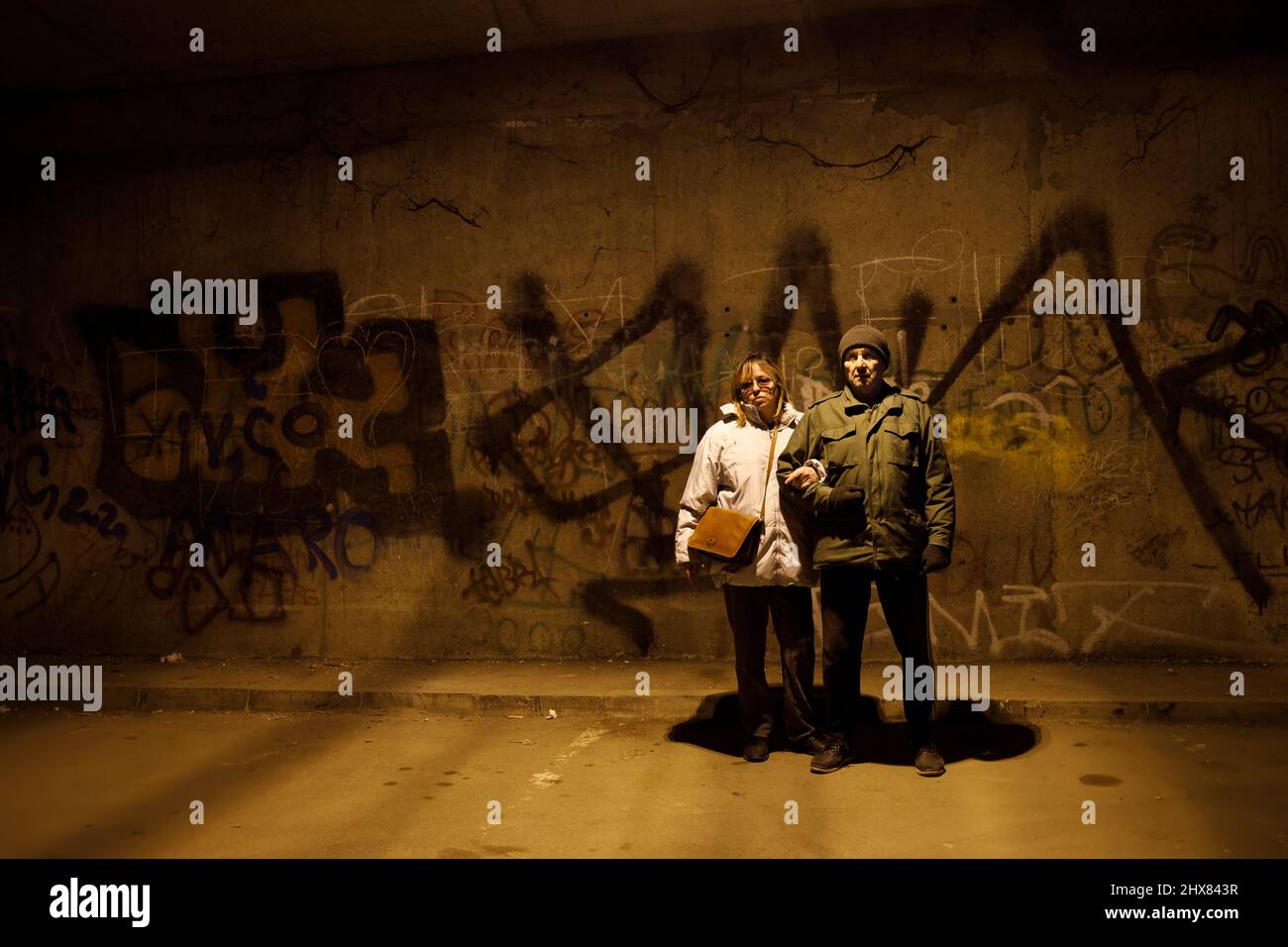 Ein älteres Paar versteckt sich vor dem Krieg in einem Unterschlupf Stockfoto