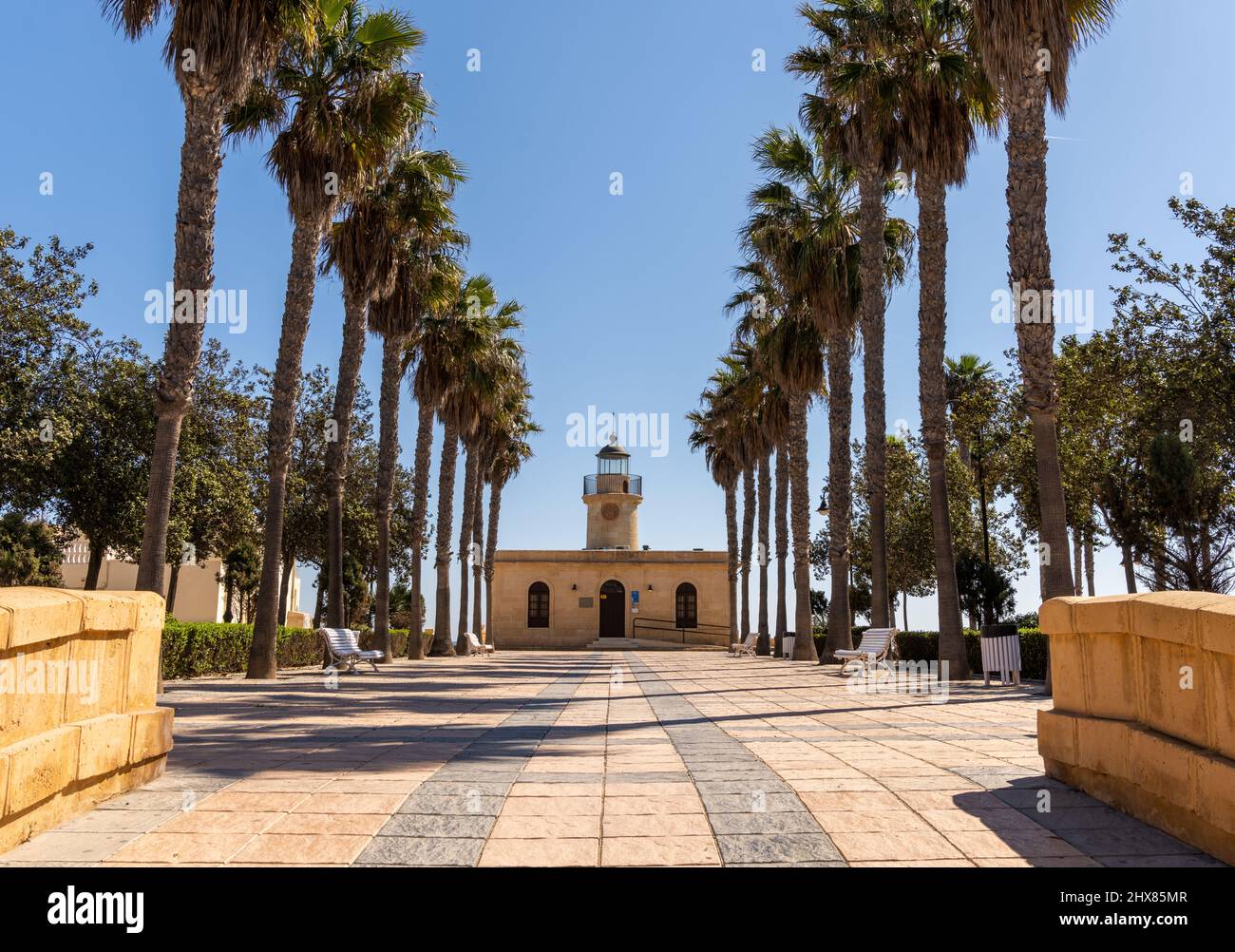 Roquetas de Mar, Spanien - 2. März 2022: Blick auf den Leuchtturm von Roquetas de Mar an der Küste Andalusiens Stockfoto