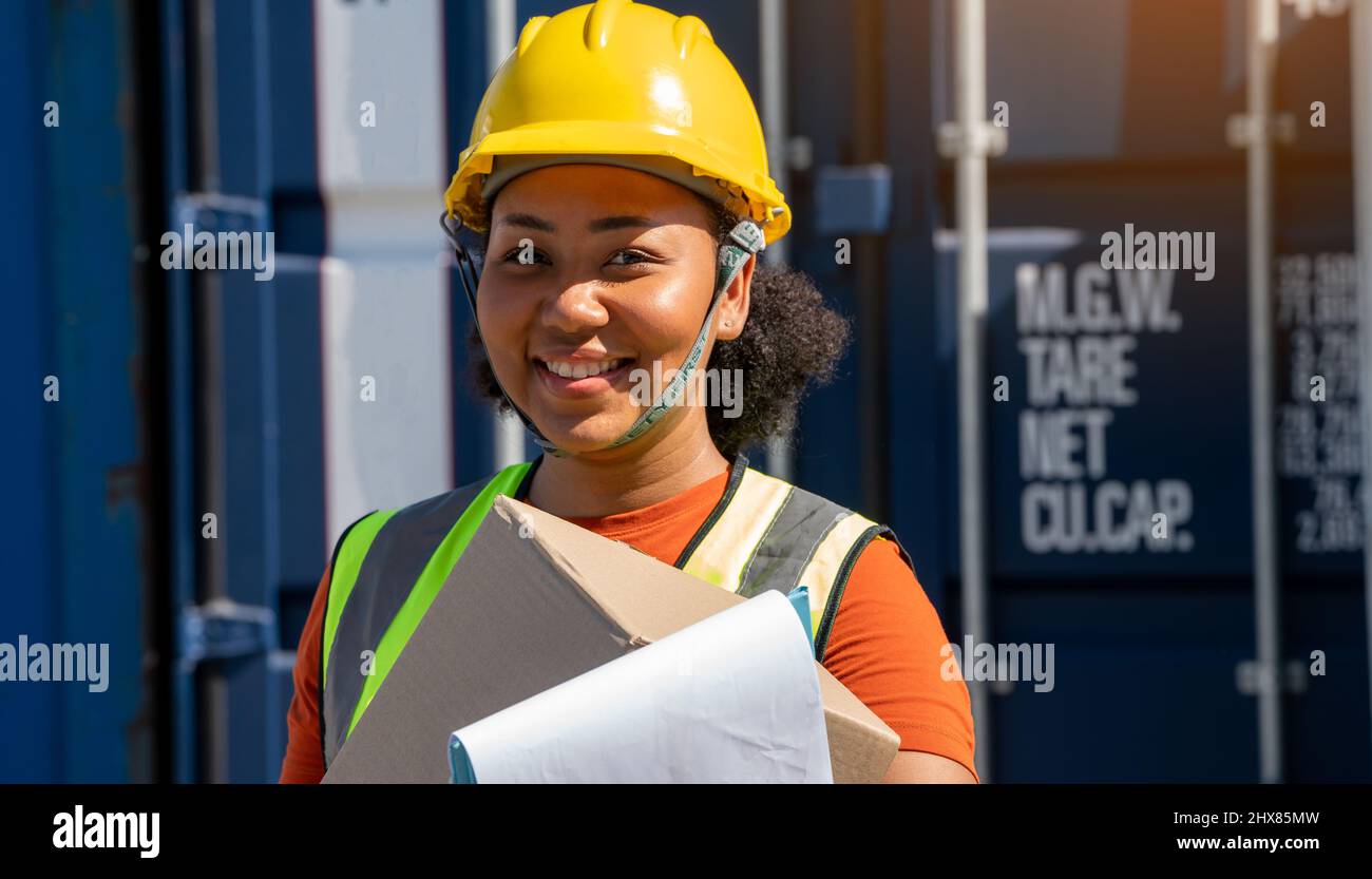 Frau Vorarbeiter Kontrolle Laden Container Box im Lager , Arbeiter Inspektor oder Safety Supervisor in Container CustomTerminal Port Konzept Import expo Stockfoto