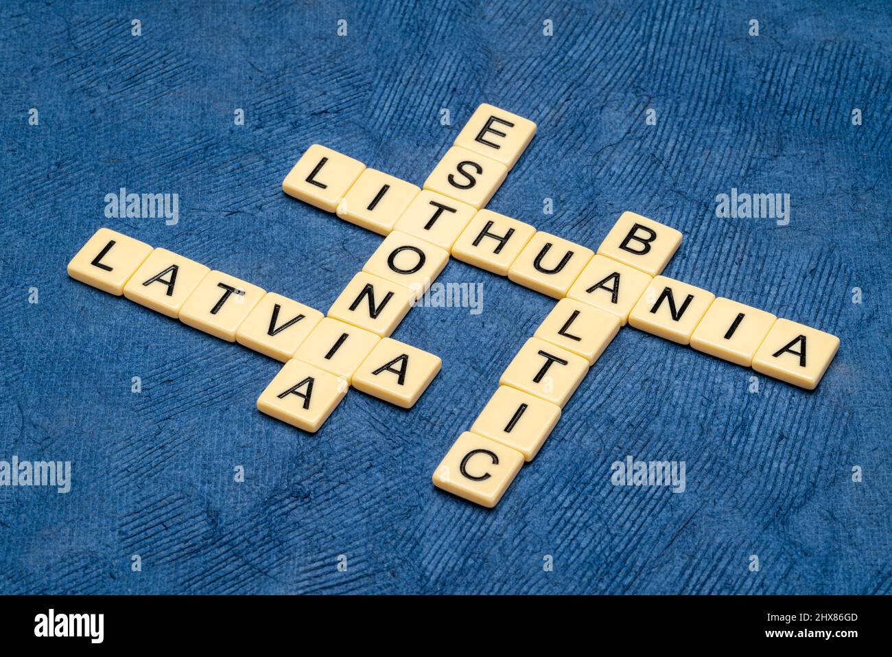 Baltikum, Lettland, Estland und Litauen, Kreuzworträtsel in Elfenbein Buchstaben Fliesen gegen strukturierte handgemachte Papier Stockfoto