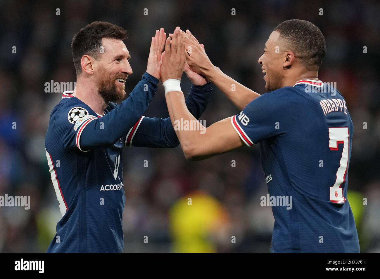 Madrid, Spanien. Am 09. März 2022 feiert Kylian Mbappe von der PSG mit seinem Teamkollegen Lionel Messi den 0-1 während des UEFA Champions League-Spiels zwischen Real Madrid und Paris Saint Germain, das am 09. März 2022 im Santiago Bernabeu Stadium in Madrid, Spanien, gespielt wurde. (Foto von Colas Buera / PRESSINPHOTO) Stockfoto