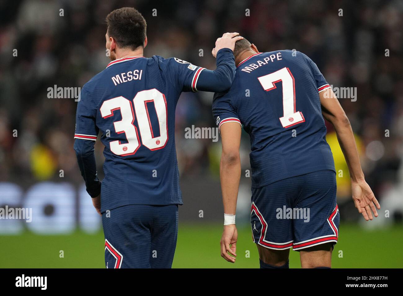 Madrid, Spanien. Am 09. März 2022 feiert Kylian Mbappe von der PSG mit seinem Teamkollegen Lionel Messi den 0-1 während des UEFA Champions League-Spiels zwischen Real Madrid und Paris Saint Germain, das am 09. März 2022 im Santiago Bernabeu Stadium in Madrid, Spanien, gespielt wurde. (Foto von Colas Buera / PRESSINPHOTO) Stockfoto