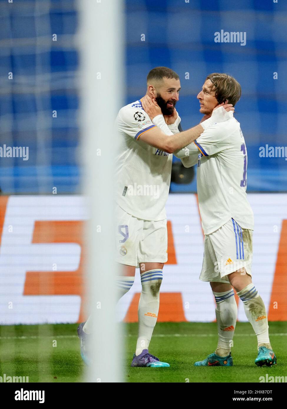 Madrid, Spanien. Am 09. März 2022 feiert Karim Benzema von Real Madrid, nachdem er während des UEFA Champions League-Spiels zwischen Real Madrid und Paris Saint Germain, das am 09. März 2022 im Santiago Bernabeu-Stadion in Madrid, Spanien, gespielt wurde, die 2-1 Punkte erzielt hat. (Foto von Colas Buera / PRESSINPHOTO) Stockfoto