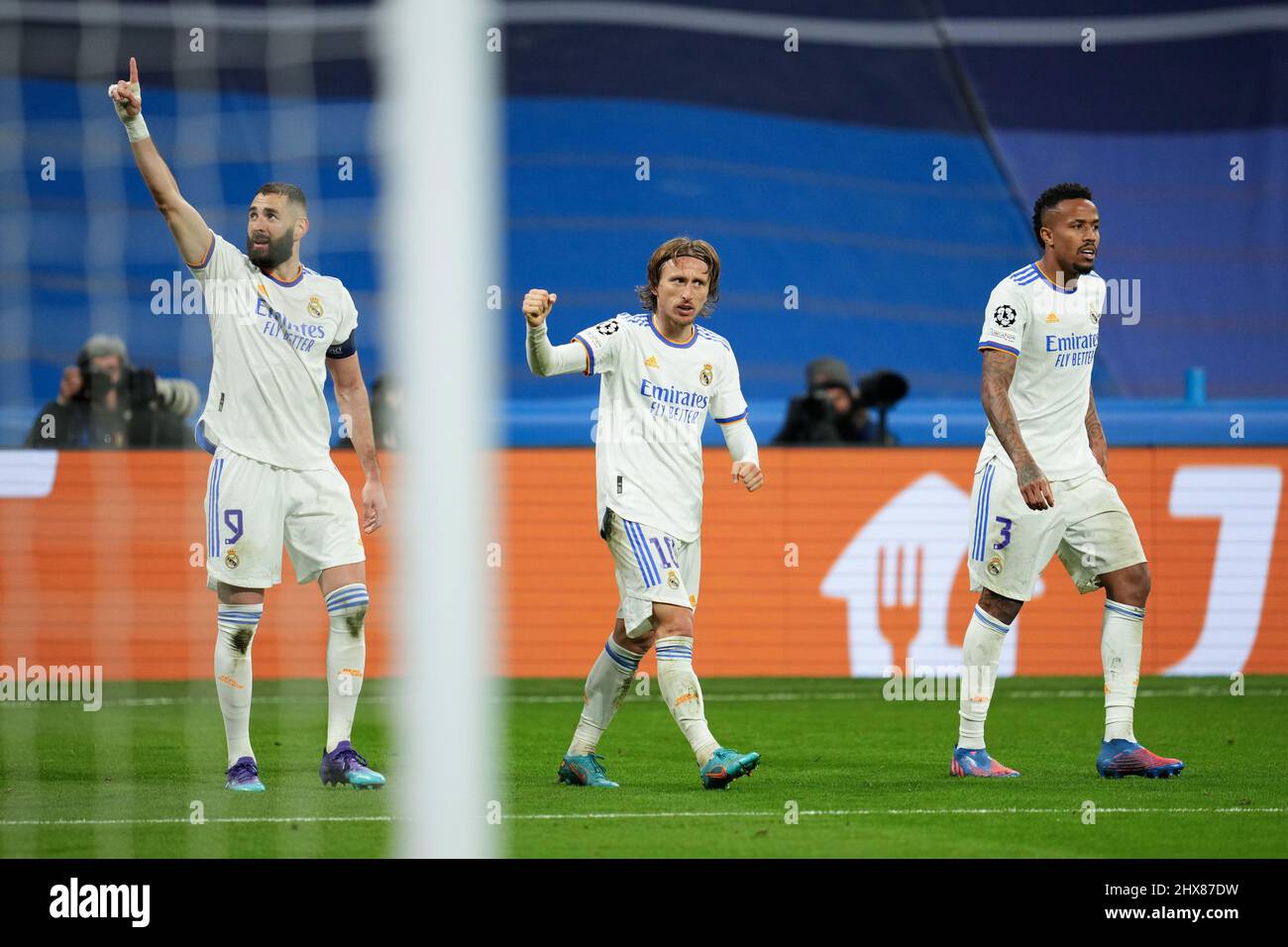 Madrid, Spanien. Am 09. März 2022 feiert Karim Benzema von Real Madrid, nachdem er während des UEFA Champions League-Spiels zwischen Real Madrid und Paris Saint Germain, das am 09. März 2022 im Santiago Bernabeu-Stadion in Madrid, Spanien, gespielt wurde, die 2-1 Punkte erzielt hat. (Foto von Colas Buera / PRESSINPHOTO) Stockfoto