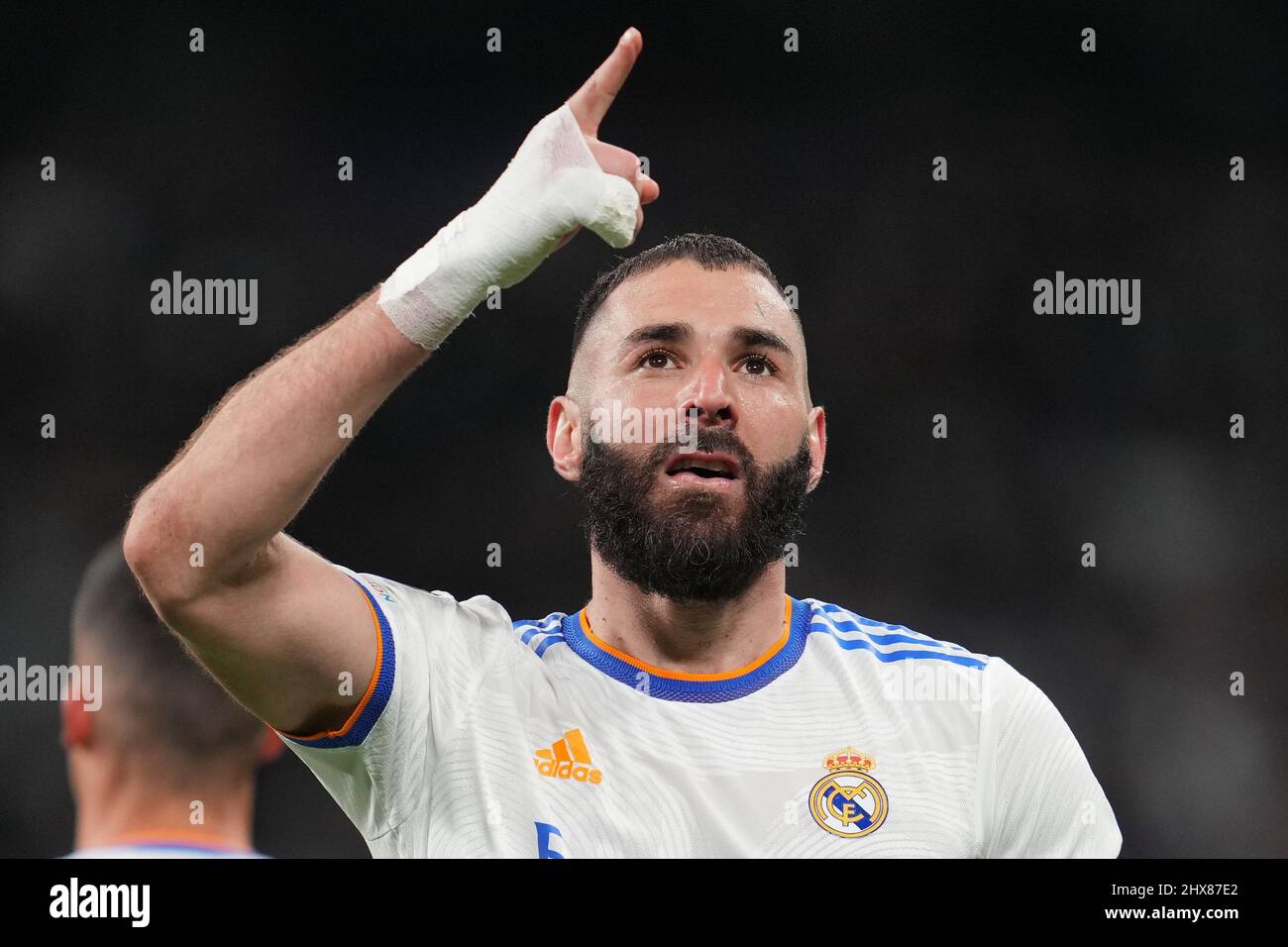 Madrid, Spanien. Am 09. März 2022 feiert Karim Benzema von Real Madrid, nachdem er während des UEFA Champions League-Spiels zwischen Real Madrid und Paris Saint Germain, das am 09. März 2022 im Santiago Bernabeu-Stadion in Madrid, Spanien, gespielt wurde, die 3-1 Punkte erzielt hat. (Foto von Colas Buera / PRESSINPHOTO) Stockfoto