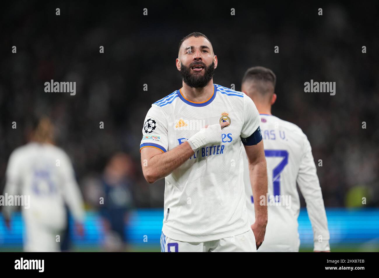 Madrid, Spanien. Am 09. März 2022 feiert Karim Benzema von Real Madrid, nachdem er während des UEFA Champions League-Spiels zwischen Real Madrid und Paris Saint Germain, das am 09. März 2022 im Santiago Bernabeu-Stadion in Madrid, Spanien, gespielt wurde, die 3-1 Punkte erzielt hat. (Foto von Colas Buera / PRESSINPHOTO) Stockfoto