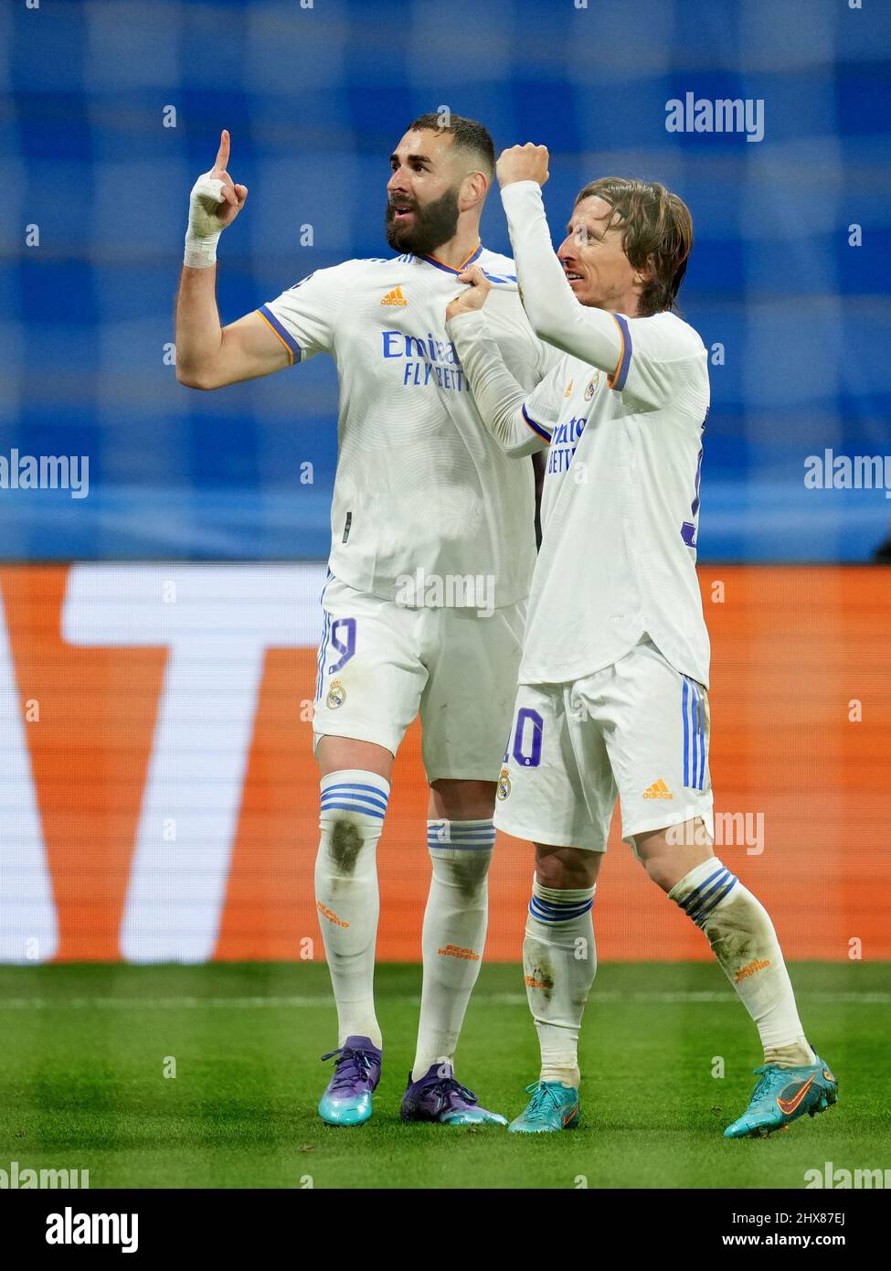 Madrid, Spanien. Am 09. März 2022 feiert Karim Benzema von Real Madrid, nachdem er während des UEFA Champions League-Spiels zwischen Real Madrid und Paris Saint Germain, das am 09. März 2022 im Santiago Bernabeu-Stadion in Madrid, Spanien, gespielt wurde, die 2-1 Punkte erzielt hat. (Foto von Colas Buera / PRESSINPHOTO) Stockfoto
