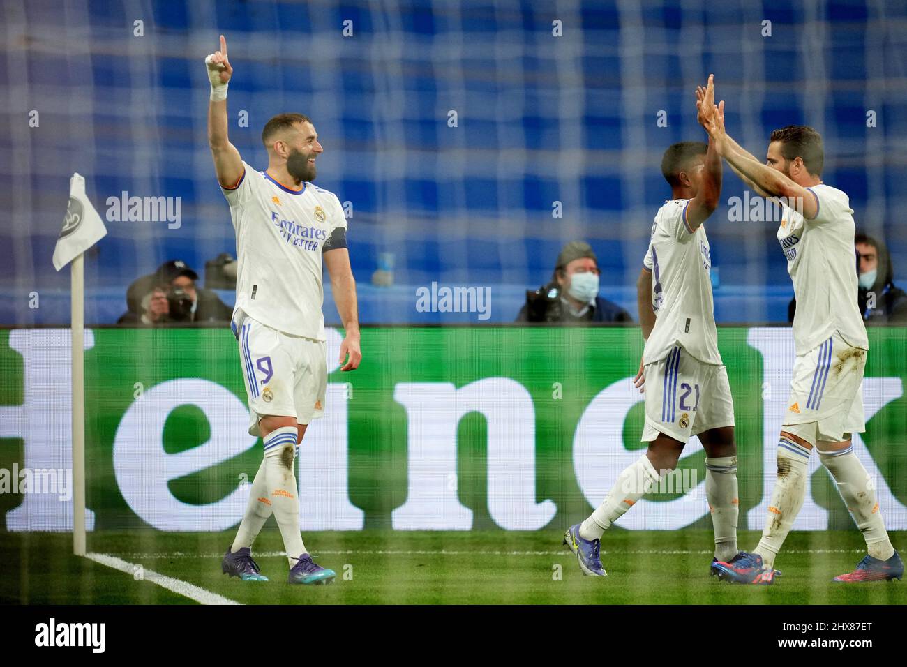Madrid, Spanien. Am 09. März 2022 feiert Karim Benzema von Real Madrid, nachdem er während des UEFA Champions League-Spiels zwischen Real Madrid und Paris Saint Germain, das am 09. März 2022 im Santiago Bernabeu-Stadion in Madrid, Spanien, gespielt wurde, die 2-1 Punkte erzielt hat. (Foto von Colas Buera / PRESSINPHOTO) Stockfoto