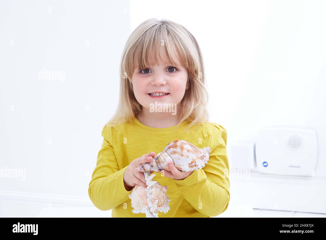 Kleine Mädchen spielen mit Muscheln (Modell 3) Stockfoto