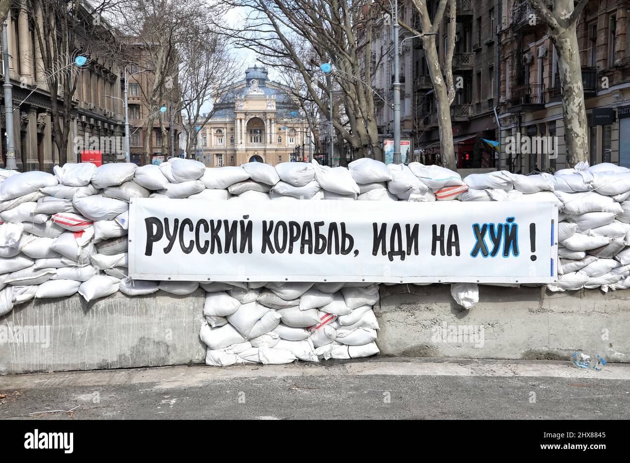 Non Exclusive: ODESA, UKRAINE - 9. MÄRZ 2022 - Ein Banner mit dem berühmten Slogan an russische Besatzer ist an einem Kontrollpunkt befestigt verstärkt Stockfoto