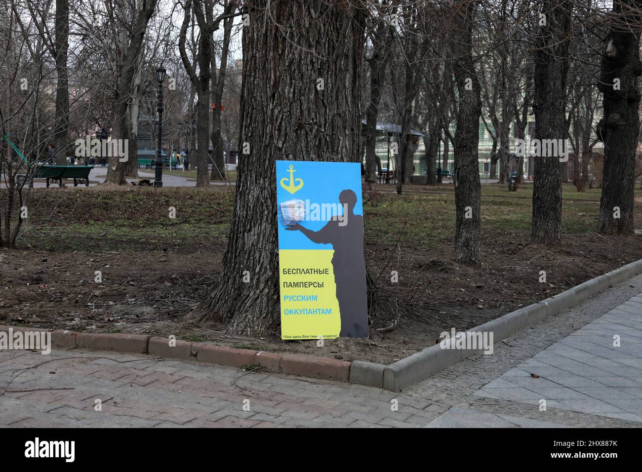 Non Exclusive: ODESA, UKRAINE - 9. MÄRZ 2022 - Ein Banner mit der Aufschrift "Kostenlose Windeln für Besatzer" und der Silhouette des Herzogs von Richelieu monu Stockfoto