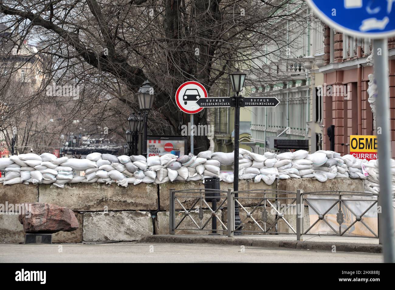 Non Exclusive: ODESA, UKRAINE - 9. MÄRZ 2022 - Betonblöcke mit Sandsäcken Bar gekrönt eine Straße in Odesa, Südukraine, Ukraine wurde unter einem Stockfoto