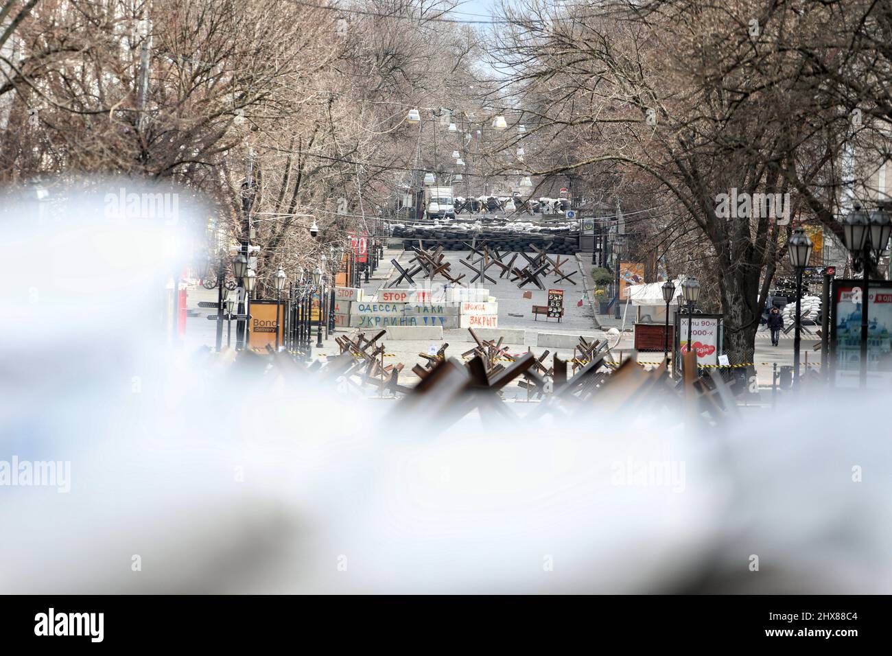 Nicht exklusiv: ODESA, UKRAINE - 9. MÄRZ 2022 - Panzerabwehrhürden, bekannt als tschechische Igel, blockieren eine Straße in Odesa, der Südukraine, die die Ukraine hat Stockfoto