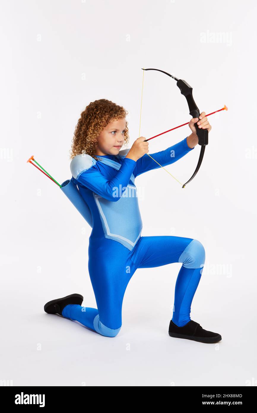 Blaues Bogenschützenkostüm. 7 Jahre alt. Stockfoto