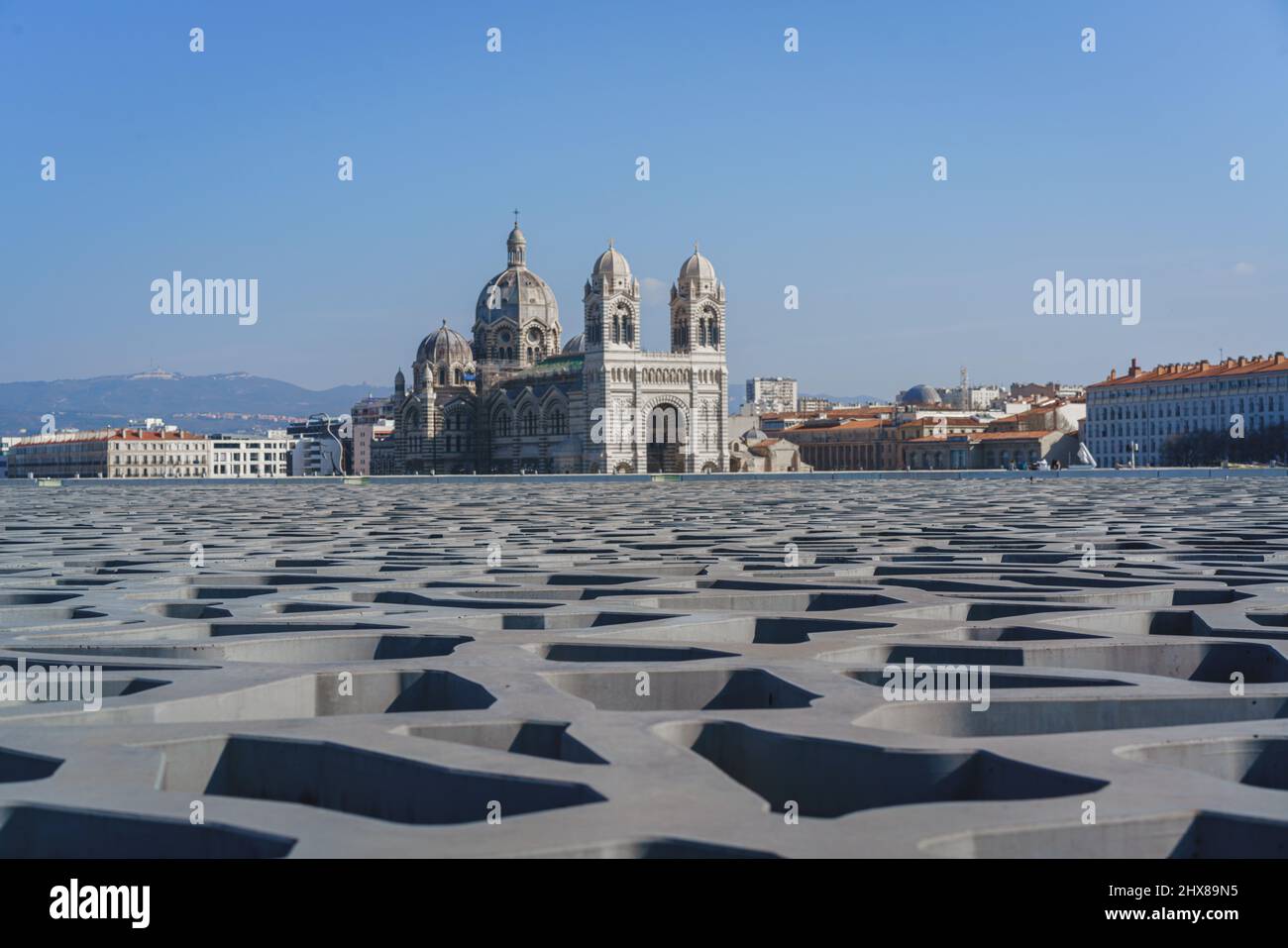 Oberflächennahe Ansicht des Mucem-Dachs gegen die Kathedrale von Marseille (Cathédrale La Major) Stockfoto