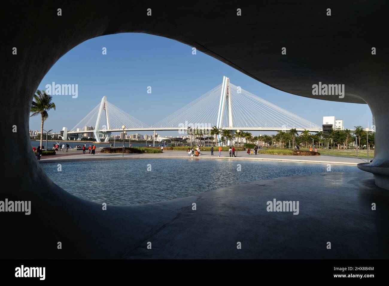 Landschaftsaufnahme der Stadtbrücke aus moderner Architektur Stockfoto