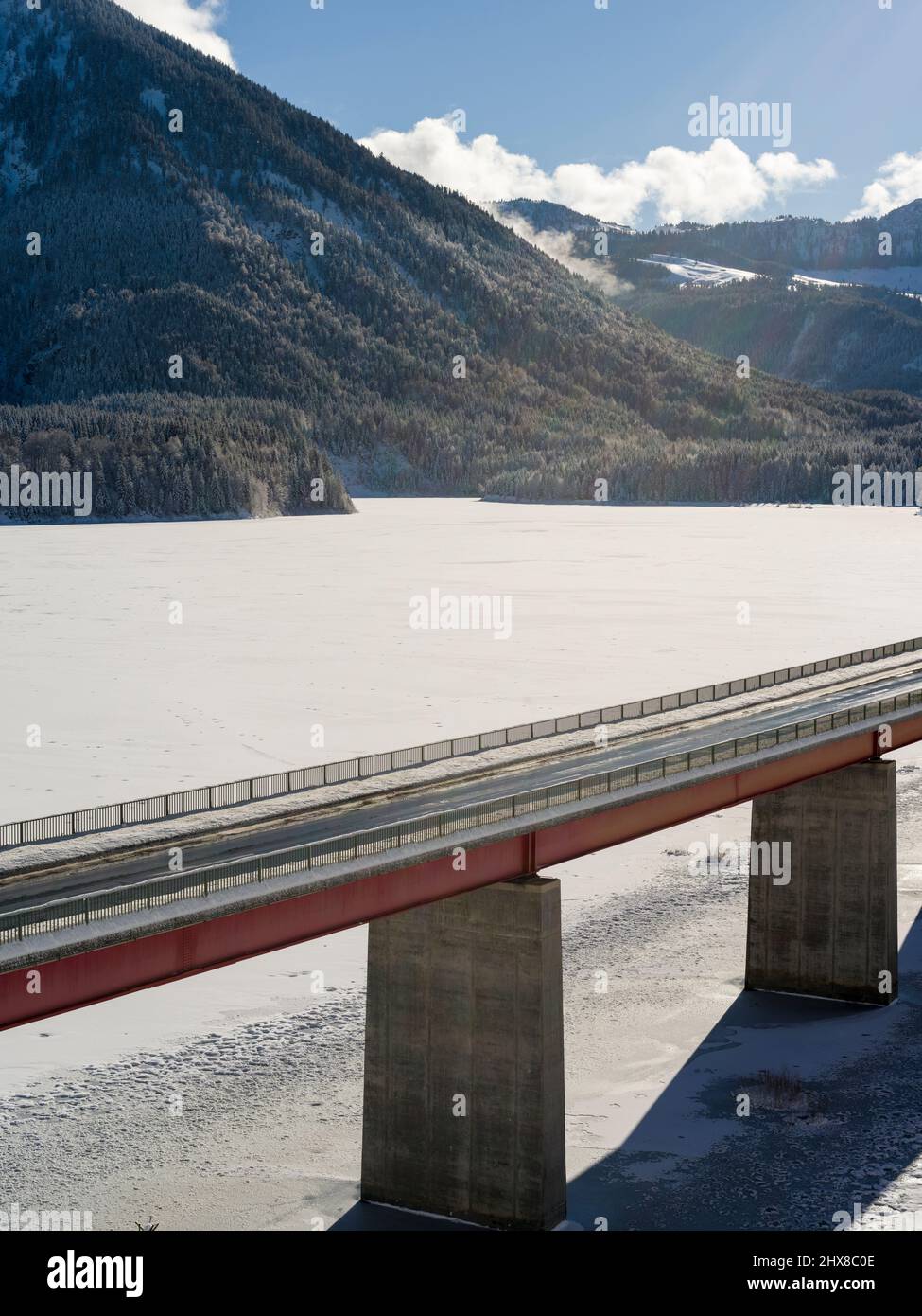 Die Faller-Klamm-Brücke. Gefrorener Sylvenstein Stausee bei Bad Tölz im Isartal des Karwendelgebirges im Winter. Deutschland, Bayern, Stockfoto