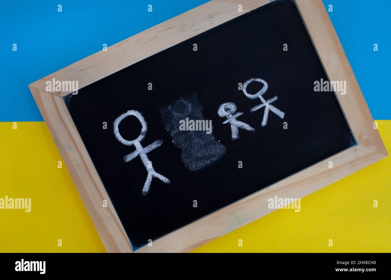 Kinderzeichnungen auf Tafel mit ukrainischen Farben, die den Verlust und die Zerstörung von Flüchtlingen bei der russischen Invasion in die Ukraine 2022 darstellen Stockfoto