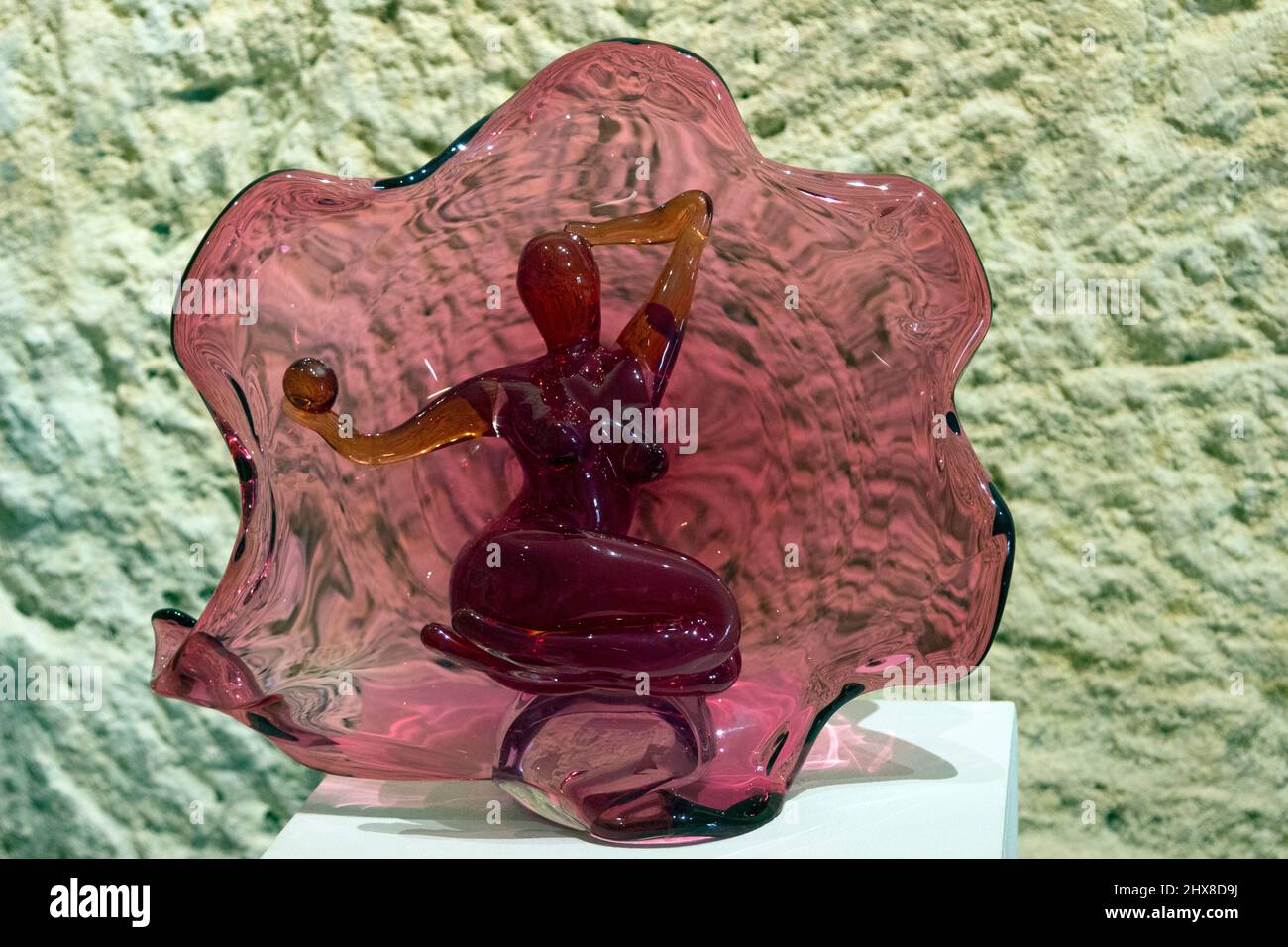 Ausstellung von Stefan Szczesny an verschiedenen Orten im Dorf. Geblasenes Glas Skulptur in Murano geschaffen. Les Baux de Provence, Provence, Frankreich Stockfoto