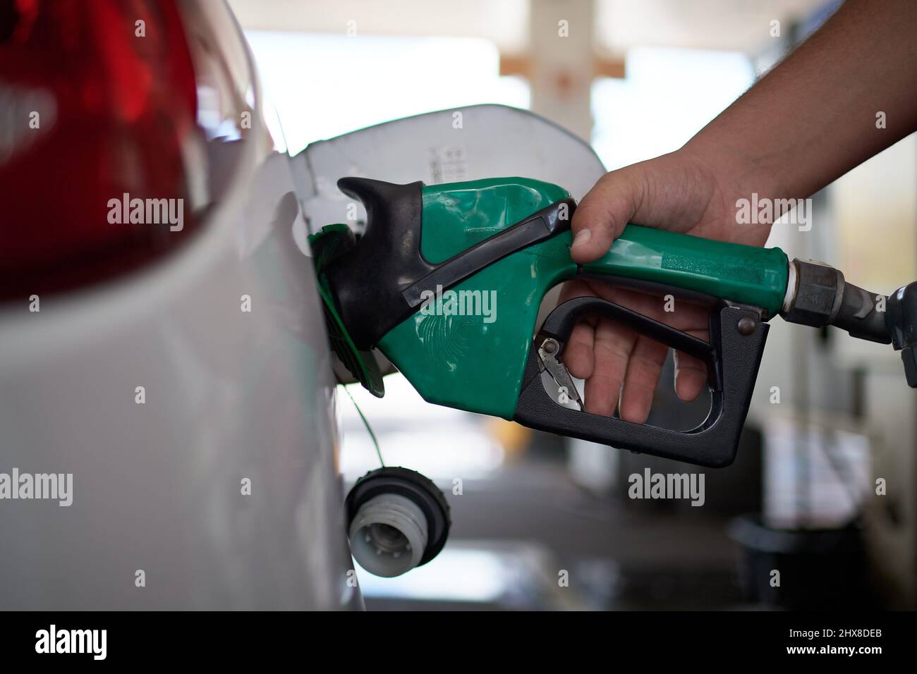 Sao Paulo, Brasilien. 10. März 2022. Das Auto wird am 10. März 2022 an einer Tankstelle in Sao Paulo, Brasilien, betankt. Der brasilianische Ölkonzern Petrobras gab bekannt, dass der durchschnittliche Verkaufspreis für Benzin an Händler ab dem 11. März 2022 um 18,8 % steigen wird, während Diesel um 24,9 % steigt. Auch das Kochgas wird um 16,1 % zunehmen. (Foto von Igor do Vene/Sipa USA) Quelle: SIPA USA/Alamy Live News Stockfoto