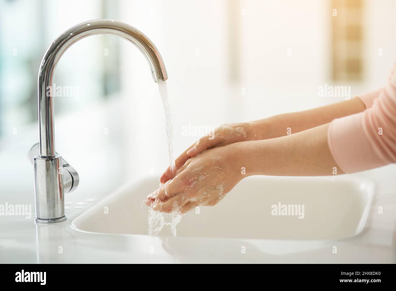Halten Sie Ihre Hände sauber. Schuss der Hände, die mit fließendem Wasser gewaschen wurden. Stockfoto