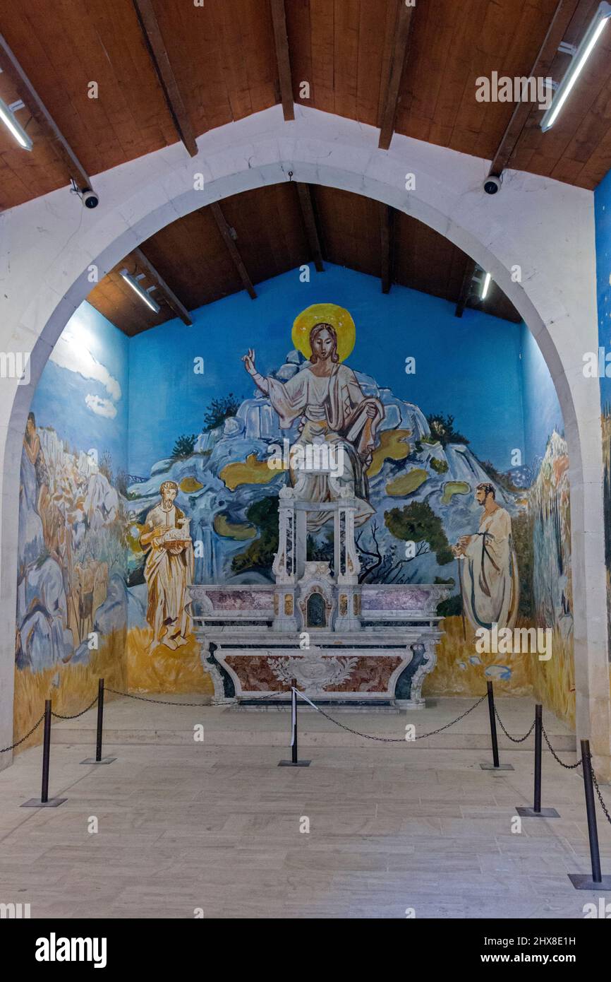 Die Kapelle der Weißen Büßer, Gemälde von Yves Brahier im Inneren. Les Baux de Provence, Provence, Frankreich Stockfoto