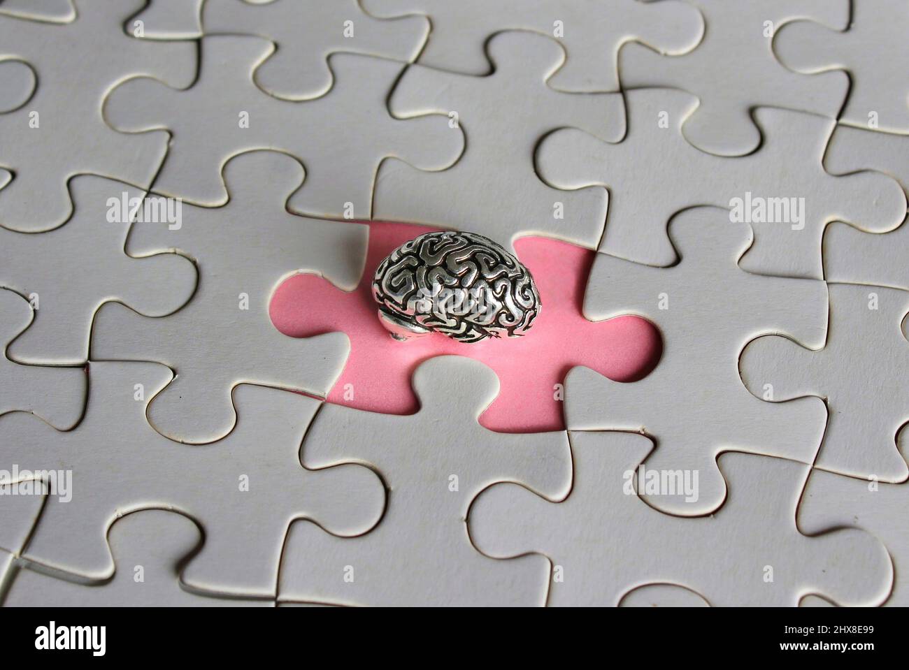 Alzheimer, Amnesie, Konzept der psychischen Gesundheit. Gehirnmodell und fehlende Puzzleteile. Stockfoto