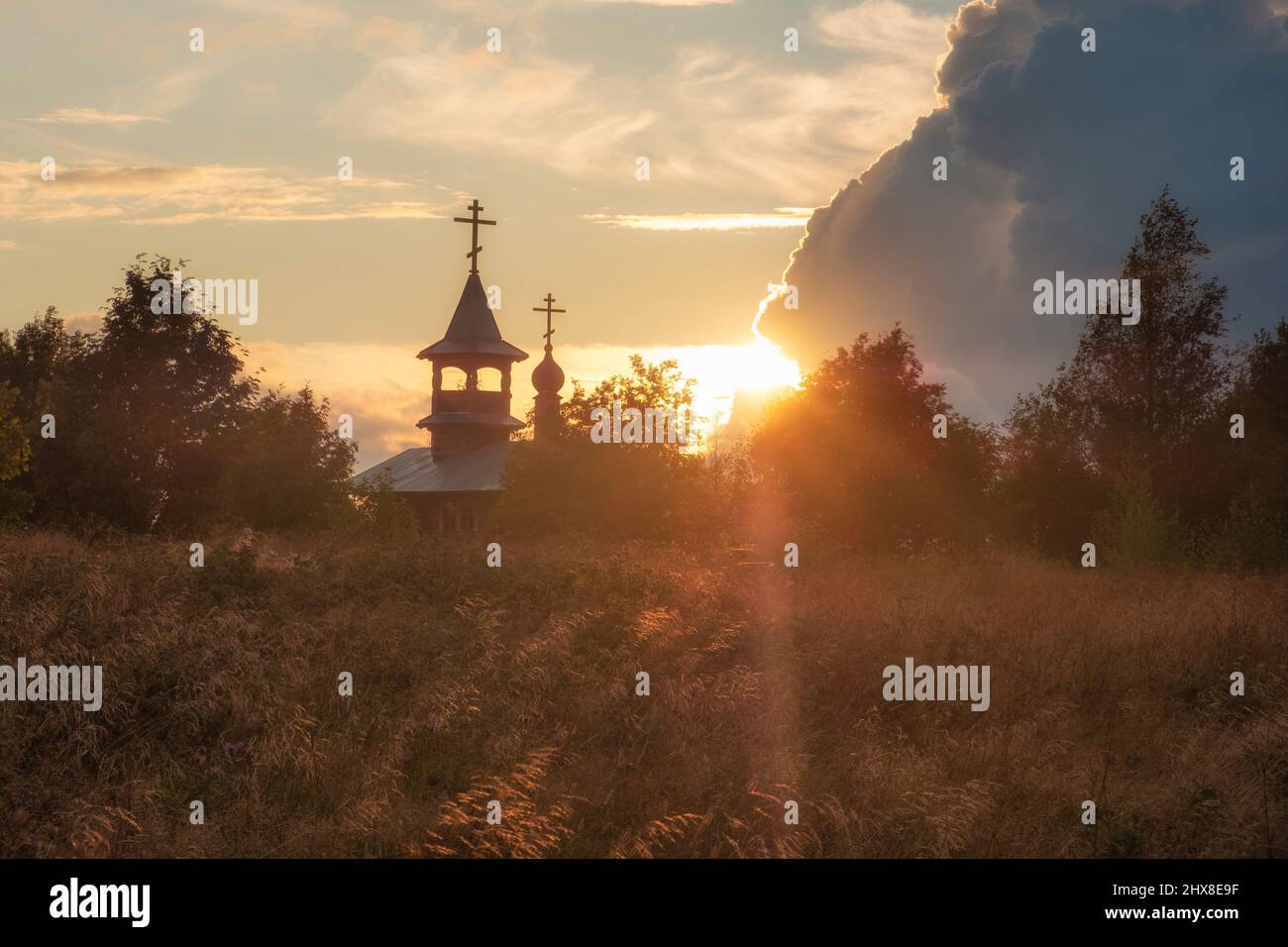 Hölzerne Kapelle der Kasaner Ikone der Gottesmutter in Olkowo bei Sonnenuntergang in der Nähe des Andomagebirges, Russland, Wologda-Gebiet, Wytegorski Bezirk beim Fall Stockfoto