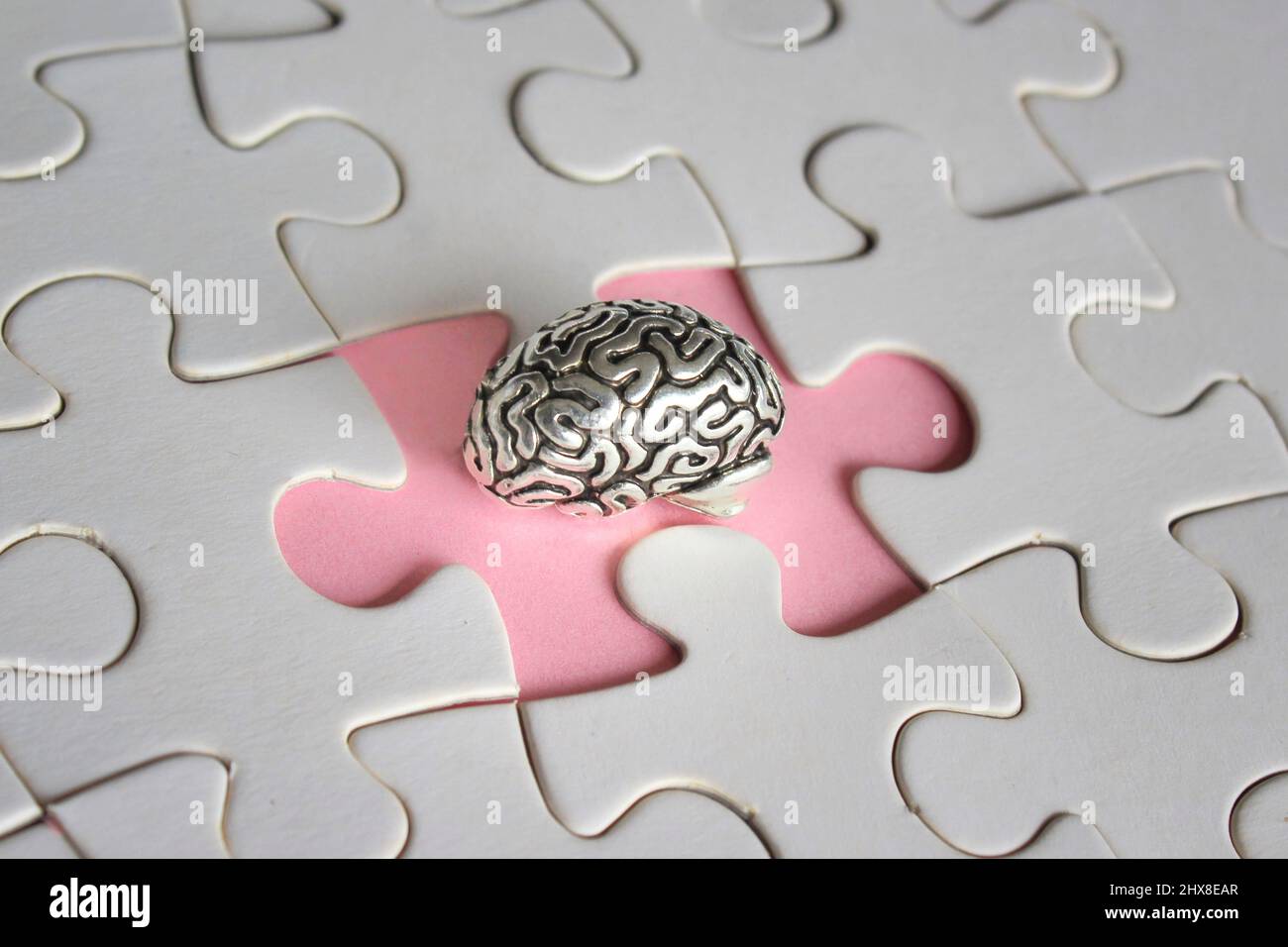 Alzheimer, Amnesie, Konzept der psychischen Gesundheit. Gehirnmodell und fehlende Puzzleteile. Stockfoto