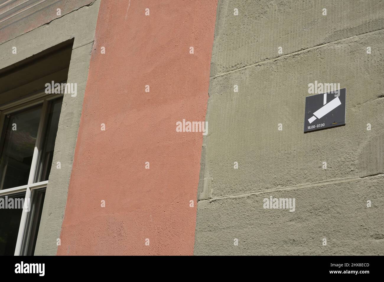 Symbol der Videoüberwachung an einer Gebäudewand. Metallschild mit einem Piktogramm einer cctv-Kamera auf der Außenseite eines Gebäudes. Stockfoto