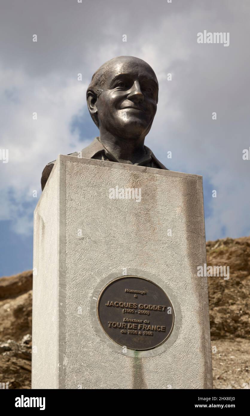 Statue von Jacques Godet (1905-2000) Direktor der Tour de France auf dem Pass Col du Tourmalet (2215m), Pyrenäen, Frankreich. Stockfoto