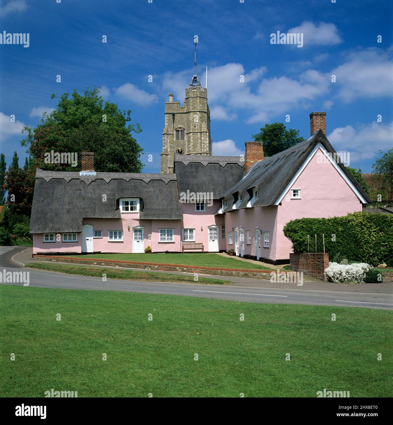 Pink Cottages und St. Mary's Church on the Village Green, Cavendish, Suffolk, England, Vereinigtes Königreich, Europa Stockfoto