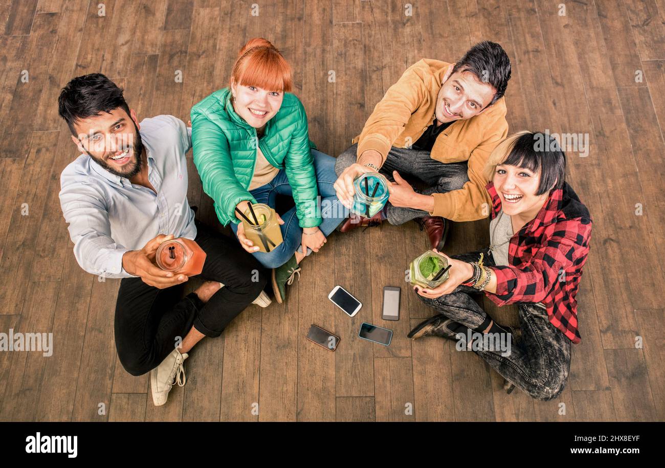 Gruppe von Hipster besten Freunden mit Smartphones in grungy alternative Lage - Jungunternehmer Menschen ruhen an Cocktail-Bar Renovierung - Freund Stockfoto