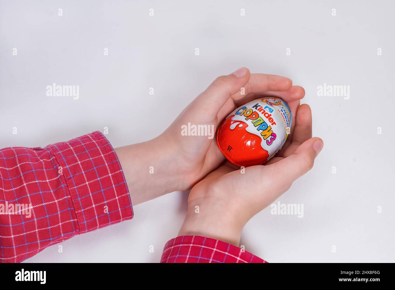 Ukraine, Kiew - 23. März 2021: Kinder Surprise , leckeres Schokoladenei auf Weiß, osterzeit Stockfoto