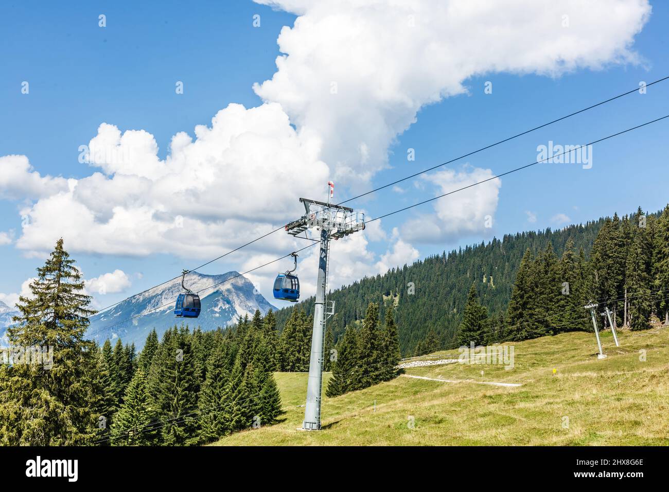 Skilift im Sommer. Seilbahn. Blick vom Berg. Wunderschöne Landschaft. Skipiste im Sommer. Seilbahn. Bergiges Gelände. Stockfoto