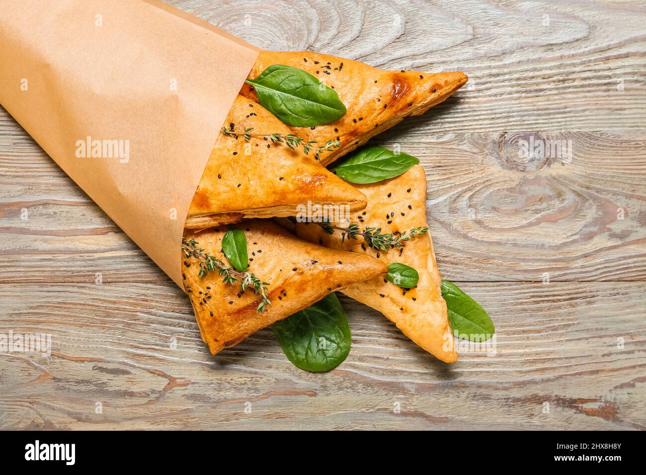 Leckere usbekische samsa auf Holzhintergrund Stockfoto
