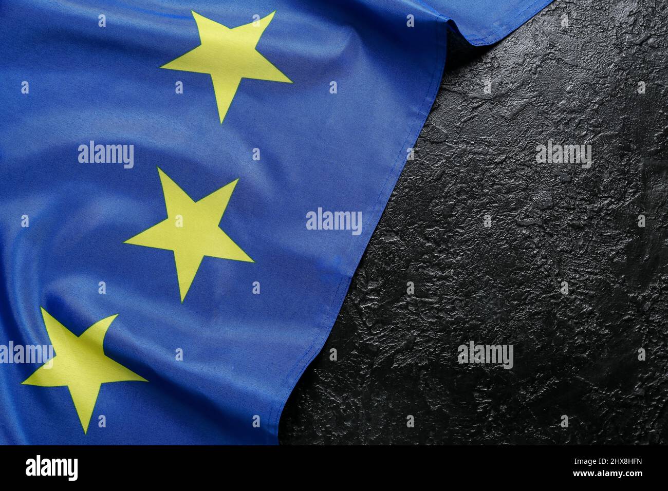 Flagge der Europäischen Union auf schwarzem Hintergrund, Nahaufnahme Stockfoto