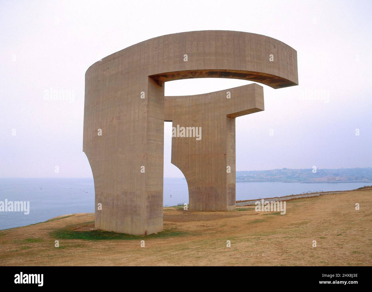 'EL ELOGIO DEL HORIZONTE' EN EL CERRO DE SANTA CATALINA - 1989. Autor: EDUARDO CHILLIDA (1924-2002). Lage: AUSSEN. Gijón. ASTURIEN. SPANIEN. Stockfoto