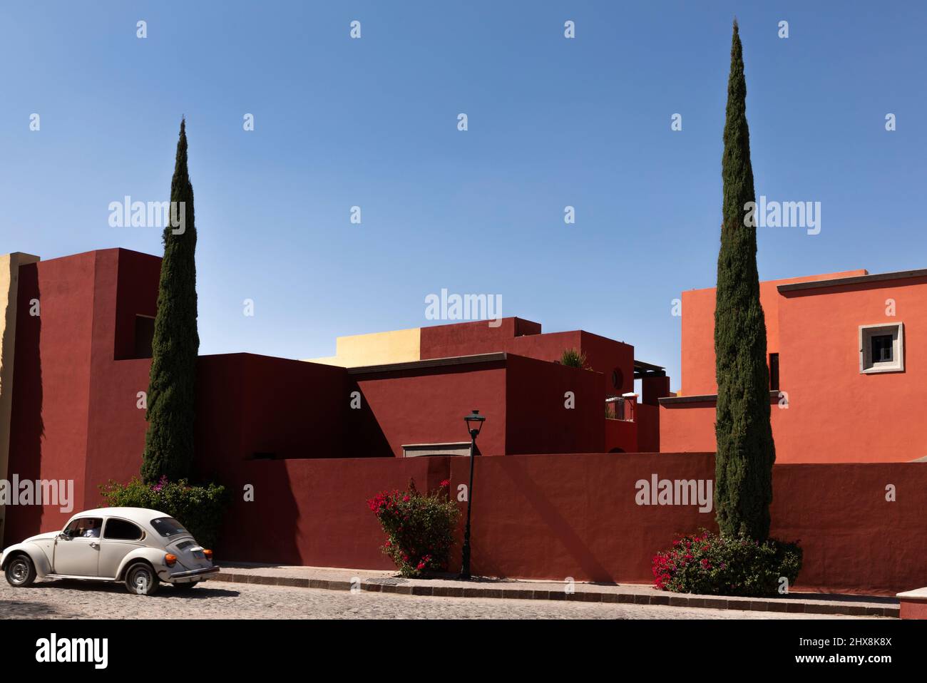 Mexiko, Guanajuato, San Miguel de Allende, ein Wohnkomplex, moderner 'adobe'-Look. Stockfoto