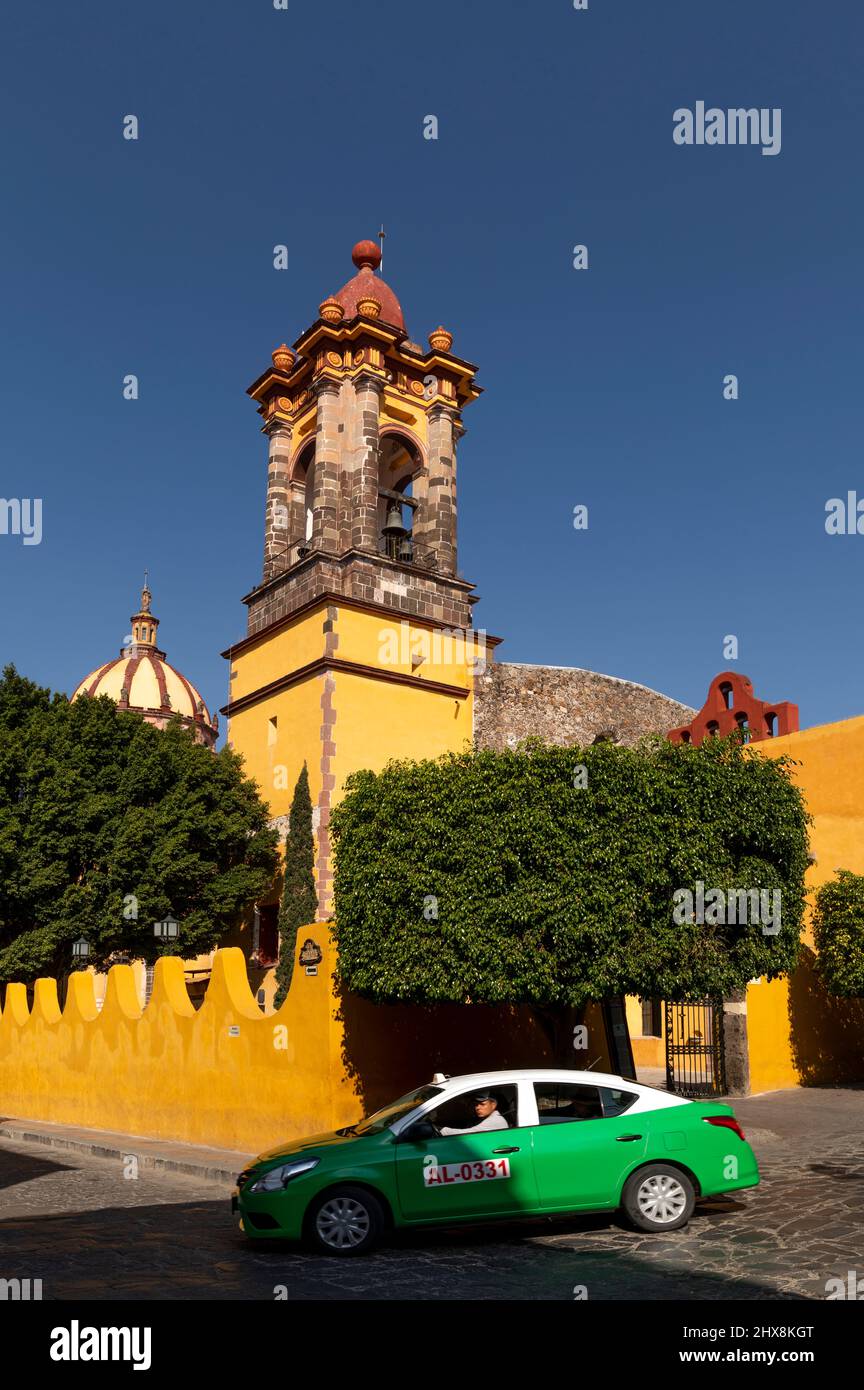 Mexiko, Guanajuato, San Miguel de Allende, Kirche der Unbefleckten Empfängnis (Templo de la Purísima Concepción) mit grünem Taxi Stockfoto