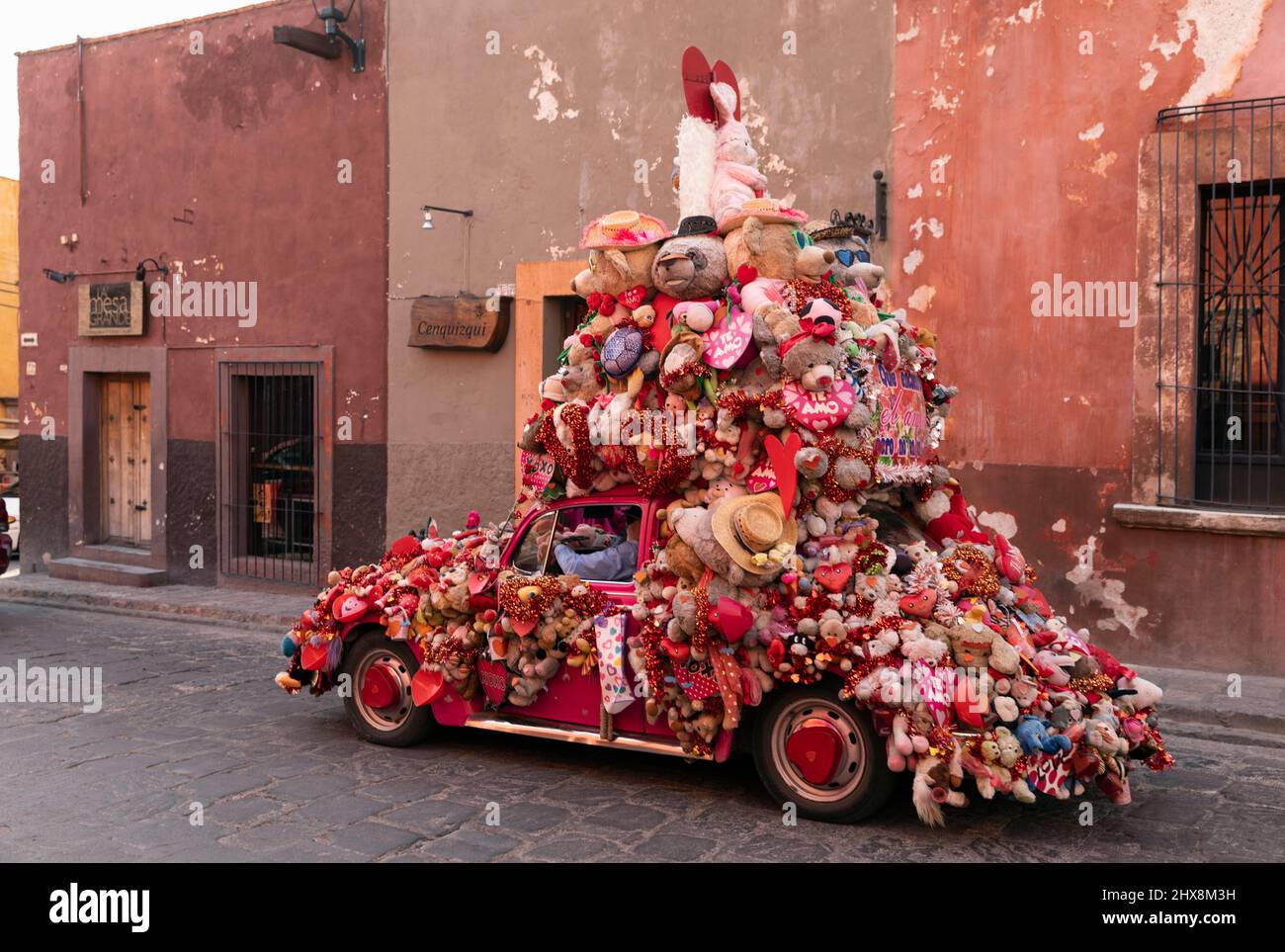 Mexiko, Guanajuato State, San Miguel de Allende, VW Bug mit Kinderspielzeug dekoriert Stockfoto
