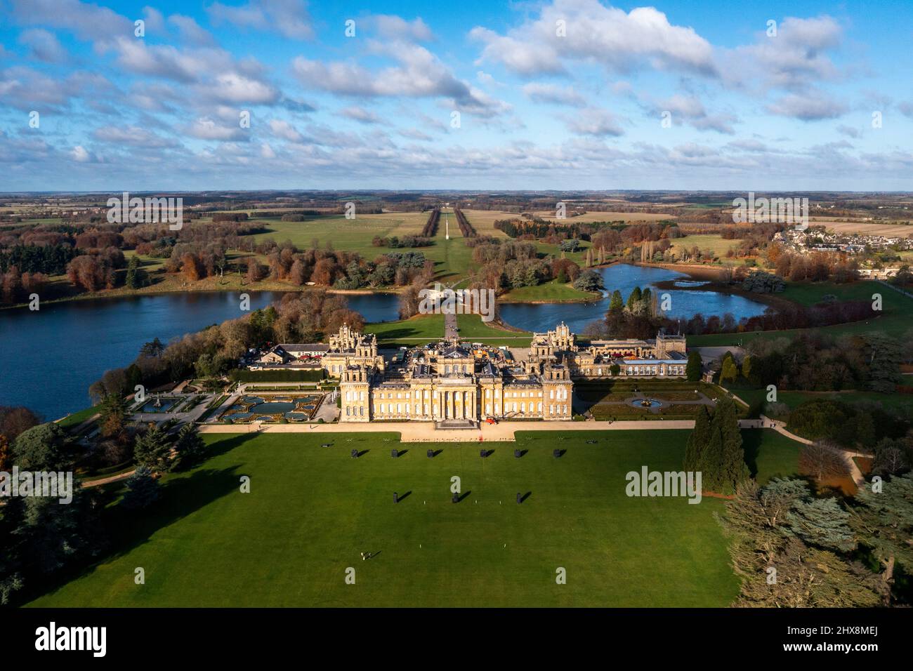 Luftbild des Schlosses Blenheim und seiner Gärten. Stockfoto