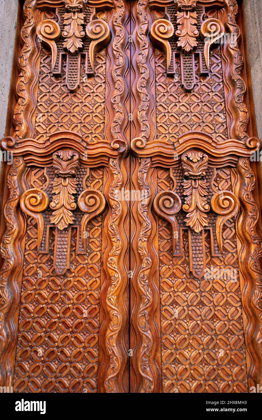 Mexiko, Guanajuato State, San Miguel de Allende, kunstvoll geschnitzte Holztüren Stockfoto