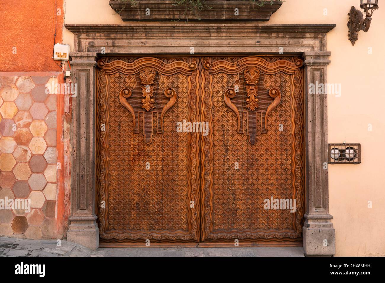 Mexiko, Guanajuato State, San Miguel de Allende, kunstvoll geschnitzte Holztüren Stockfoto
